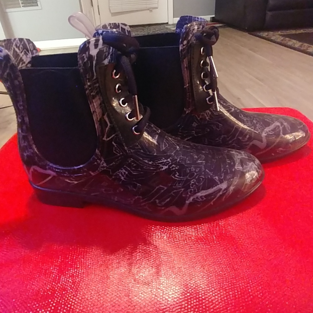 Short rain boots